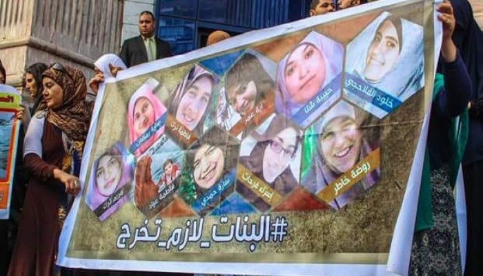 بالصور : حملة” البنات لازم تخرج ” تنظم وقفة لأهالي بنات دمياط على سلم الصحفيين