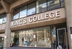 نزع نقاب طالبة مسلمة وتمزيقه بشكل عدواني داخل جامعة بريطانية