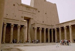 "المركزي للإحصاء": أعداد السياح تتراجع بنسبة 5.6% خلال عام 2015