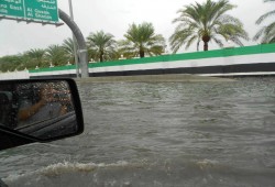 الإمارات : أمطار غزيرة تُحَول طرق دبي إلى أنهار