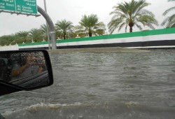 الإمارات : أمطار غزيرة تُحَول طرق دبي إلى أنهار