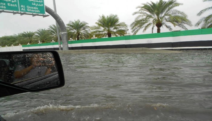 الإمارات : أمطار غزيرة تُحَول طرق دبي إلى أنهار