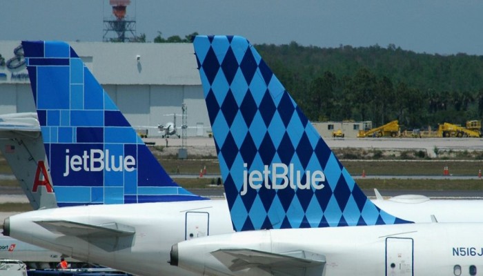 طرد سيديتن مسلمتين من طائرة في أمريكا يثير ضجة على مواقع التواصل .. فيديو