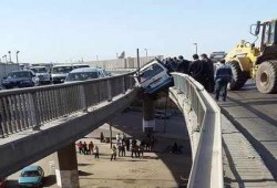 ميكروباص ينجو بأعجوبة من السقوط أعلى كوبرى الحرفيين