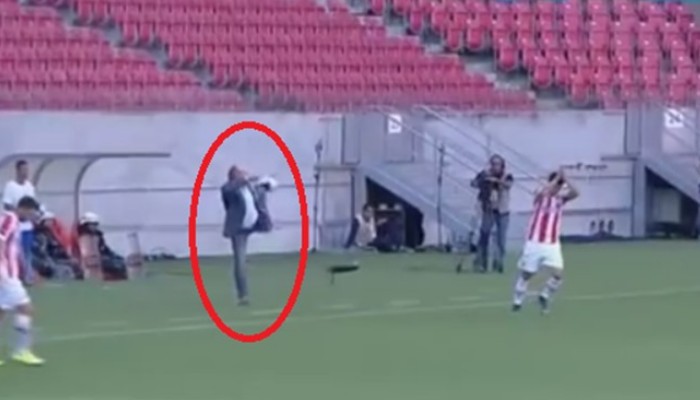 مدرب متقدم في السن يصنع الحدث بحركة فنية رائعة (فيديو)