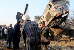 انقلاب جرار قطار واصطدامه بآخر بعد خروجه عن القضبان