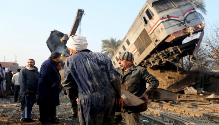 انقلاب جرار قطار واصطدامه بآخر بعد خروجه عن القضبان