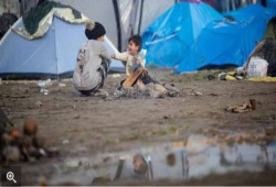 مقدونيا تواصل إغلاق حدودها بوجه آلاف اللاجئين