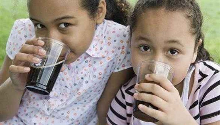 هكذا تؤثر المشروبات الغازية على صحة الأطفال