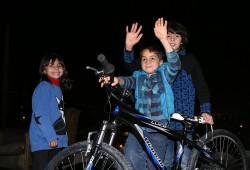 أردوغان يهدي دراجة هوائية لطفلٍ سوري ضربه بائع تركي .. فيديو