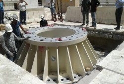 تثبيت قاعدة أكبر مظلة في العالم بساحات المسجد الحرام