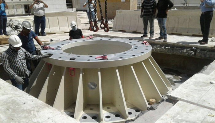 تثبيت قاعدة أكبر مظلة في العالم بساحات المسجد الحرام