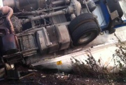 توقف حركة المرور بطريق "الأوتوستراد" لانقلاب مقطورة محملة بالفحم