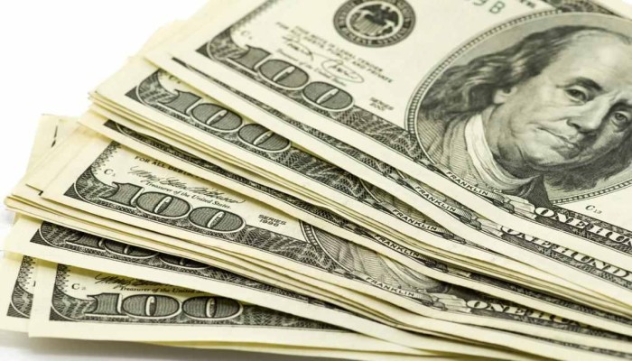 الدولار يرتفع مجددا مساء الإثنين ويتخطي 940 قرش بالسوق السوداء