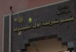 أسيوط :ضابط شرطة تابع للانقلاب يتلقى رشوة من مواطن 100ألف جنية