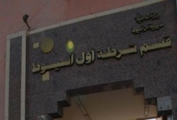 أسيوط :ضابط شرطة تابع للانقلاب يتلقى رشوة من مواطن 100ألف جنية