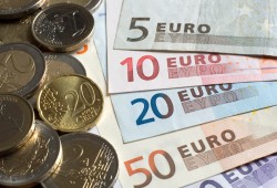 لأول مرة في الأسواق الرسمية..الإسترليني بـ 12.8 واليورو يصل إلى 10 جنيهات