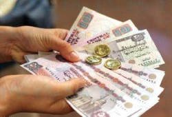 بسبب السيسي.. مرتبات المصريين تراجعت بنسبة 30% بعد رفع سعر الدولار