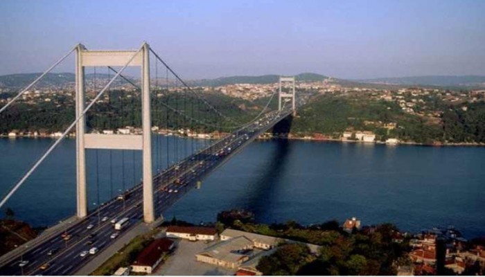 إغلاق جسر البوسفور في اسطنبول بسبب إنذار