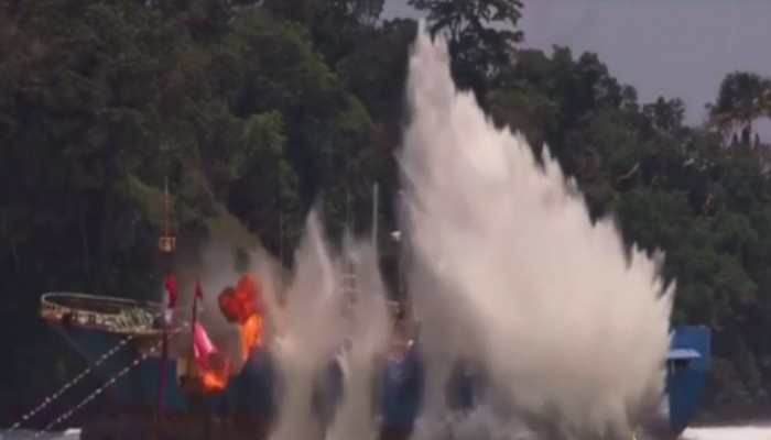 إندونيسيا تفجر سفينة في عرض البحر مطلوبة دوليا منذ عشر سنوات