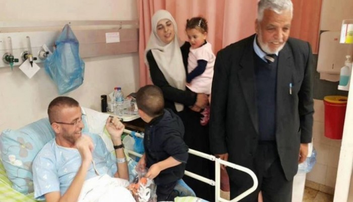 جندي ومستوطن صهيونيان يتهجمان على الأسير القيق في "العفولة"