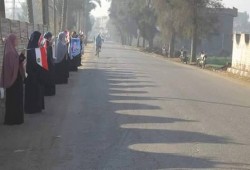 سلاسل بشرية لثوار الابراهيمية علي الطريق الواصل لمدينة الابراهيمية