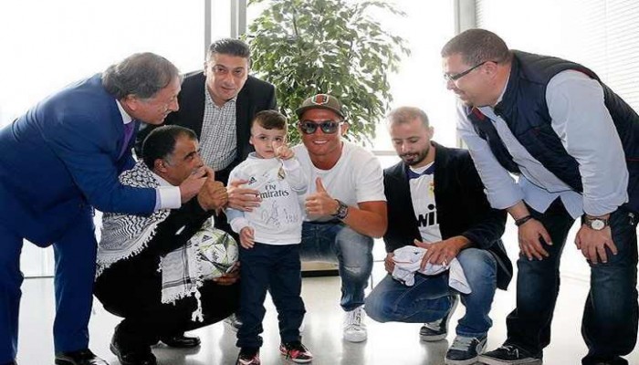 رونالدو ونجوم ريال مدريد يستقبلون الطفل الفلسطيني "الداوبشة"