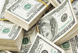 خبير اقتصادي: رفع سعر الدولار يصب في صالح مجموعة من رجال الأعمال