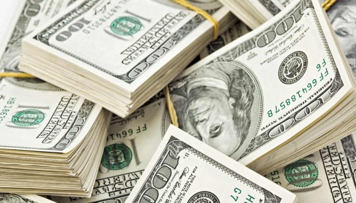 خبير اقتصادي: رفع سعر الدولار يصب في صالح مجموعة من رجال الأعمال