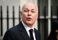 وزير العمل البريطاني يستقيل بسبب "عزم" الحكومة تخفيض أموال المعاشات