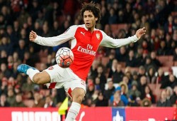 فينجر يبدي إعجابه بالنني بعد مشاركته في فوز فريقه على إيفرتون