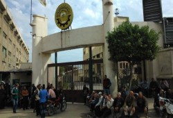 بالصور.. عمال غزل الإسكندرية يحاصرون الشركة احتجاجا على تأخر رواتبهم وبيع الشركة