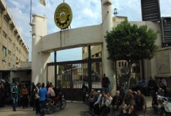 بالصور.. عمال غزل الإسكندرية يحاصرون الشركة احتجاجا على تأخر رواتبهم وبيع الشركة