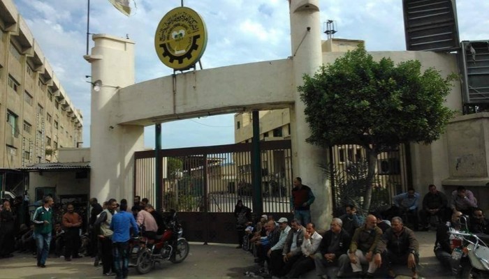 بالصور.. عمال غزل الإسكندرية يحاصرون الشركة احتجاجا على تأخر رواتبهم وبيع الشركة