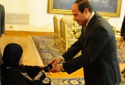 تعرف على حقيقة الأم المثالية للسيسي التي اعتبرته رسولا (فيديو)