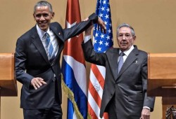 كاسترو يمنع أوباما من التربيت على كتفه (فيديو)