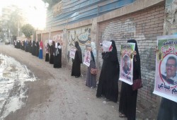 سلسلة بشرية تتحول لمسيرة لـ "نساء ضد الانقلاب" بالشرقية(صور)