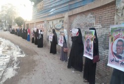 سلسلة بشرية تتحول لمسيرة لـ "نساء ضد الانقلاب" بالشرقية(صور)