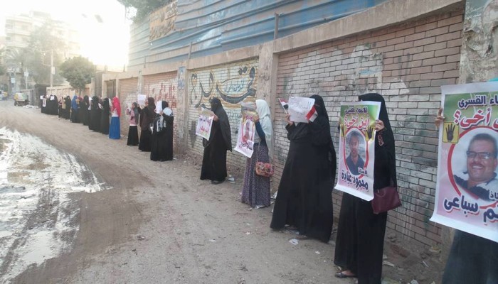 سلسلة بشرية تتحول لمسيرة لـ "نساء ضد الانقلاب" بالشرقية(صور)