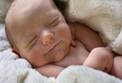 احذري أيها الأم .. خبراء طب الأطفال يحذرون من دفع طفلك للتجشؤ(التقريع)