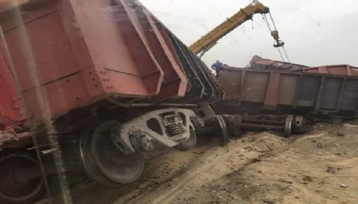 انقلاب قطار بضائع مكون من 60 عربة بمزلقان دهشور