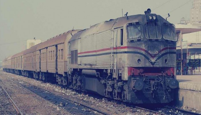 مصرع "مدير مدرسة" صدمه قطار.. بكفر الشيخ