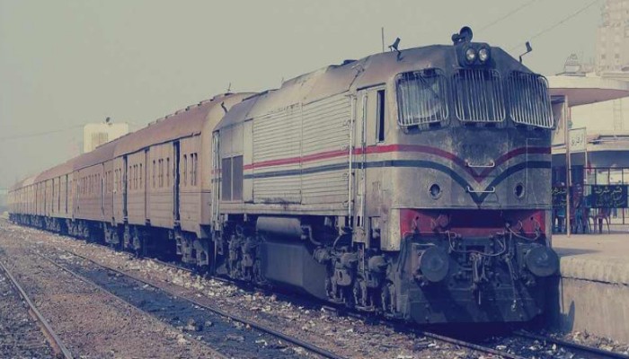 مصرع "مدير مدرسة" صدمه قطار.. بكفر الشيخ