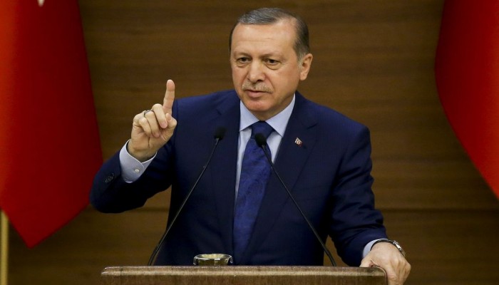 شاهد .. أردوغان يوقف كلمته أثناء الآذان ويوجه كلمة للجماهير