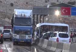 شاحنات تركية محملة بالمساعدات الإنسانية في طريقها إلى سورية