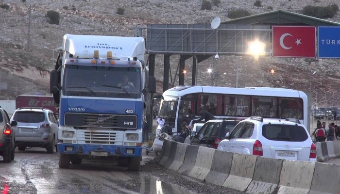 شاحنات تركية محملة بالمساعدات الإنسانية في طريقها إلى سورية