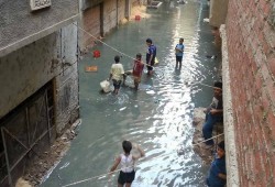 منفلوط بأسيوط تغرق في مياه الصرف الصحي والمسؤلون نيام