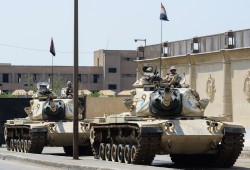 زوجة معتقل: مأمور السجن منع علاجه.. وقال له "عاوز تموت موت!"