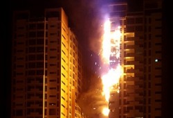 بالفيديو.. حريق هائل في برج سكني بإمارة عجمان بالإمارات