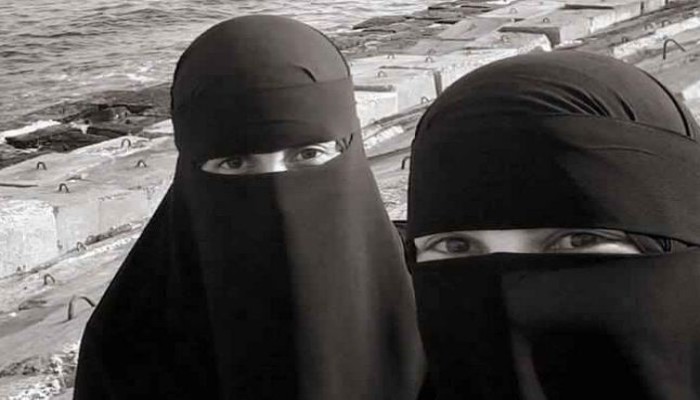 والدة الطالبتين رنا وسارة عبدالله تروي تفاصيل تعذيبهن في معتقلات السيسي